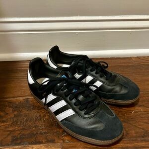 Adidas Black and White Samba sneakers
Size kids 4.5